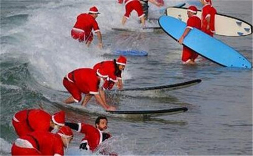 320名圣诞老人整体冲浪？？？？？？八一八圣诞节奇闻趣事