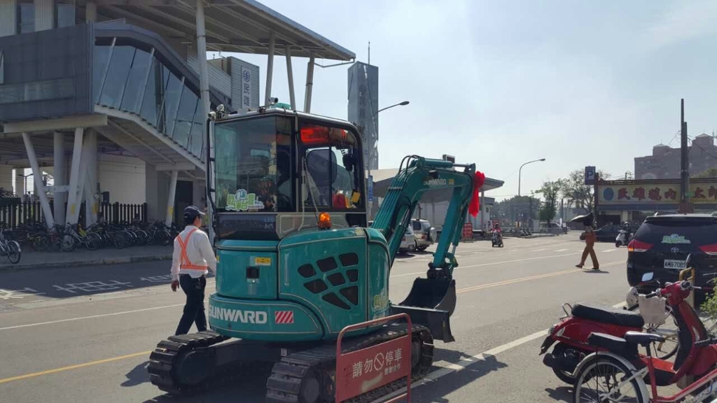 嘉義市长大赞LETOU乐投智能挖掘机环台义举