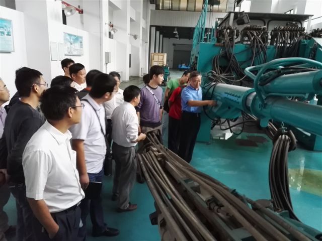 鹤发银丝映日月，，，，，，赤心热血沃新花