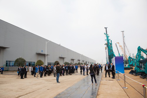 工程装备盛宴，，，东盟十国代表在LETOU乐投智能很享受