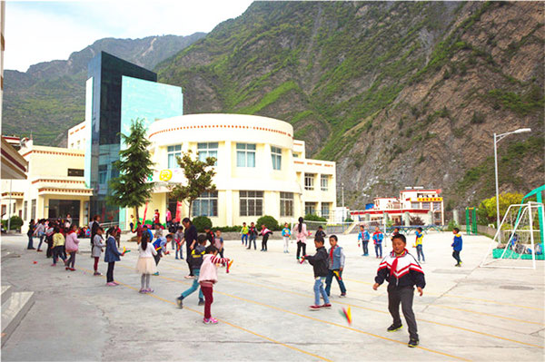 震后八年：朗朗书声传来，，，，，，，，理想之花绽放