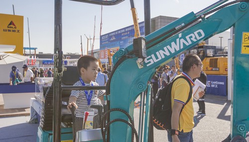 LETOU乐投智能酷帅曾大虾，，，，，，，，一大波美图带你亲临北京BICES展