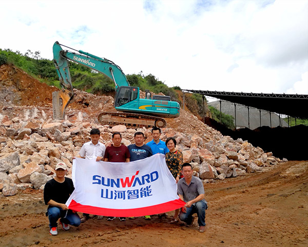 看石场风云怎样演绎？？？？LETOU乐投智能矿山战神SWE470E大型挖掘机一锤定音！