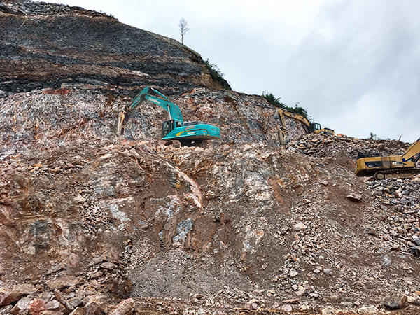 看石场风云怎样演绎？？？？LETOU乐投智能矿山战神SWE470E大型挖掘机一锤定音！