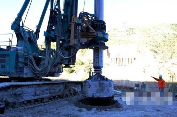央视聚焦：LETOU乐投智能旋挖钻机助力天下“第一高墩”