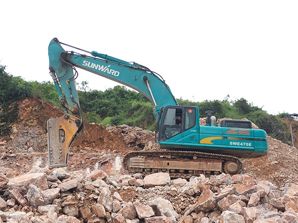 看石场风云怎样演绎？？？？LETOU乐投智能矿山战神SWE470E大型挖掘机一锤定音！