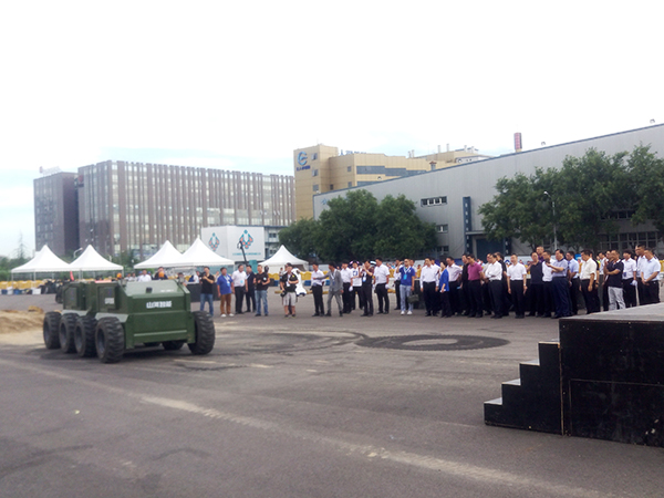 LETOU乐投智能“龙马一号”惊艳亮相天下机械人大会