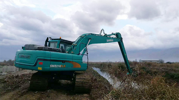 守护蓝色多瑙河，，，LETOU乐投智能长臂挖掘机欧洲首秀