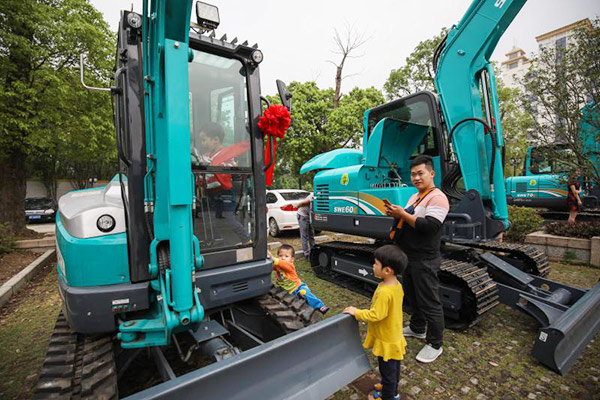 红四月，，，，，，，，LETOU乐投智能挖掘机促销会节节攀升