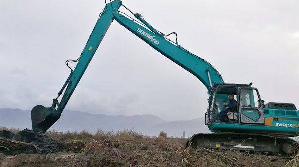 守护蓝色多瑙河，，，LETOU乐投智能长臂挖掘机欧洲首秀