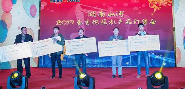 势不可挡，，，LETOU乐投智能挖掘机湖南市场订货会立异高