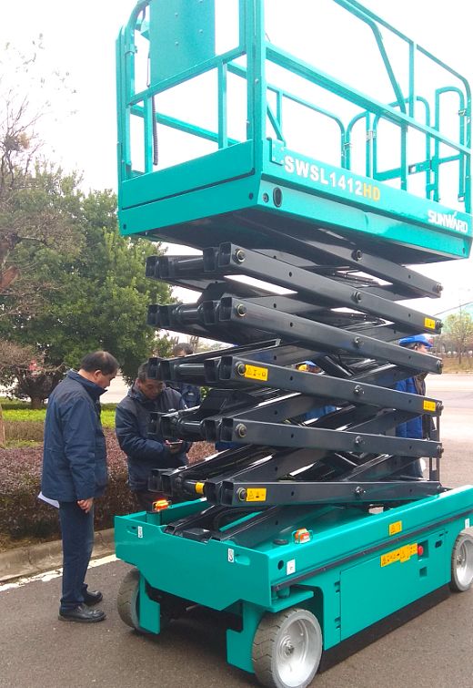 LETOU乐投智能电动剪叉式高空作业平台新品首发赴美参展