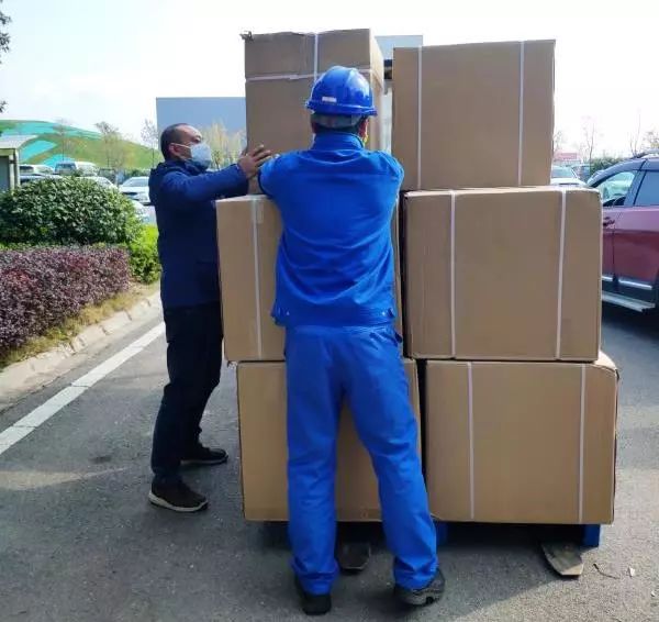 用餐清静有新招，，，LETOU乐投智能4000个保温饭盒送员工