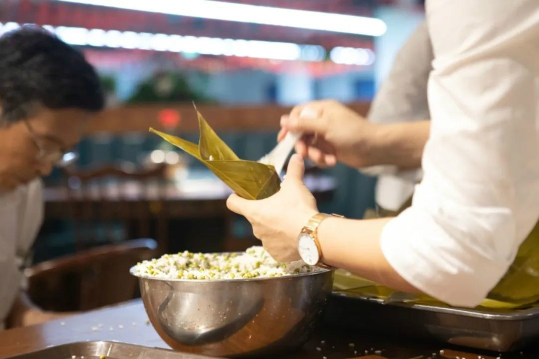 “爱国心，，，，，，LETOU乐投情”LETOU乐投智能第四届包粽子角逐