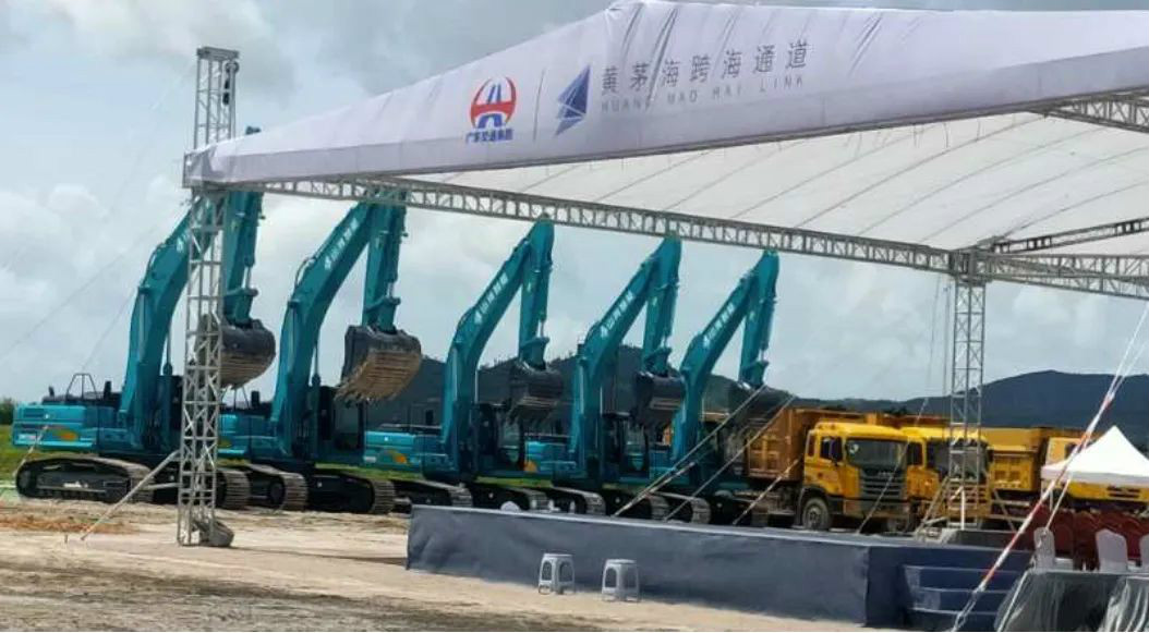 大湾区又一跨海“大桥”开工，，，，，，，，LETOU乐投智能挖掘机“秀”美现场