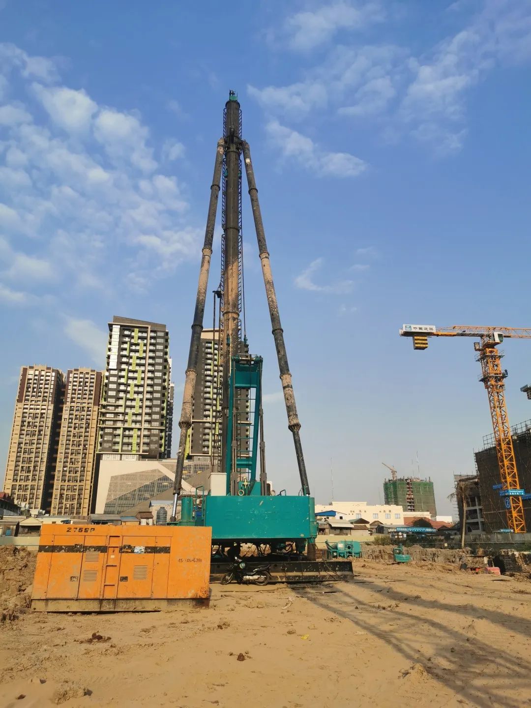 柬埔寨首台三轴一连墙钻机正式施工