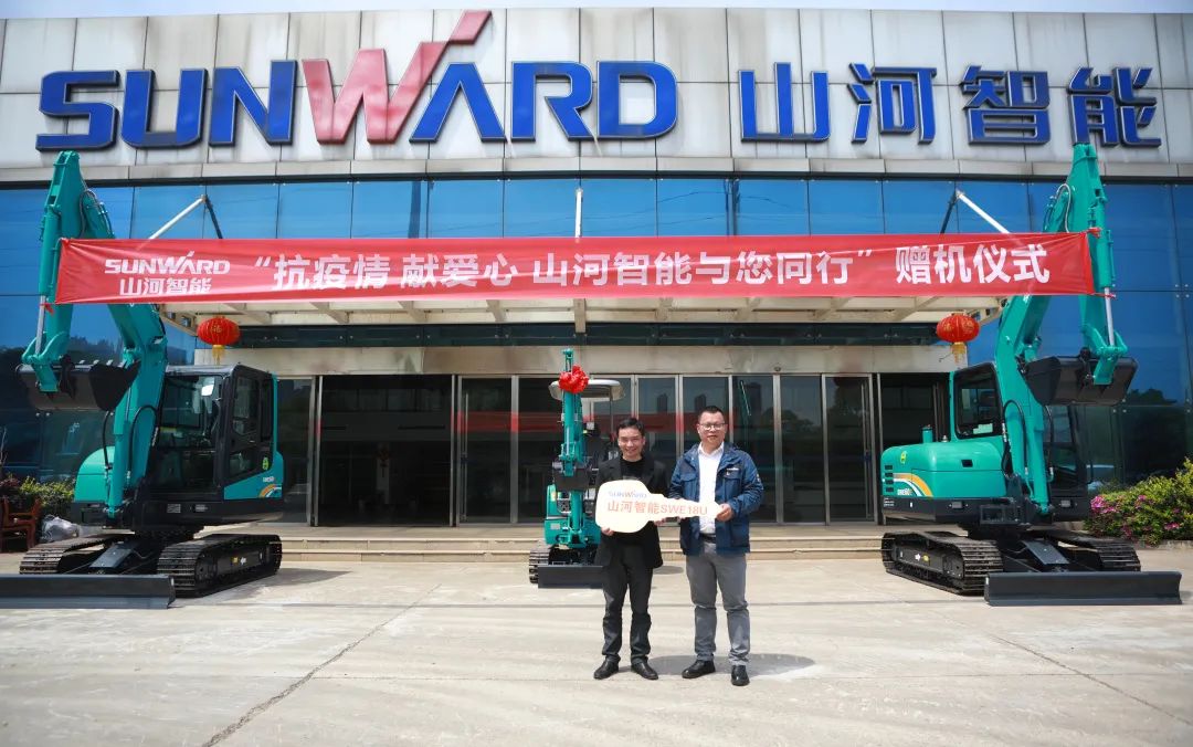 赠机仪式如约而至，，，，，，，LETOU乐投智能与您偕行