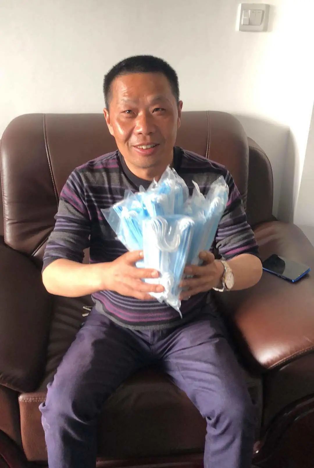 LETOU乐投智能首批10万只自产口罩发放客户