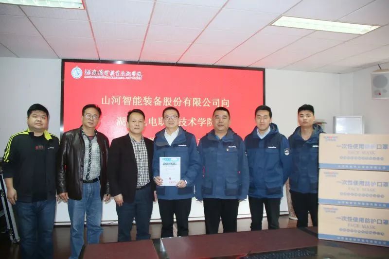 助开学复课，，，，，，，3000个自产口罩赠湖南机电职院