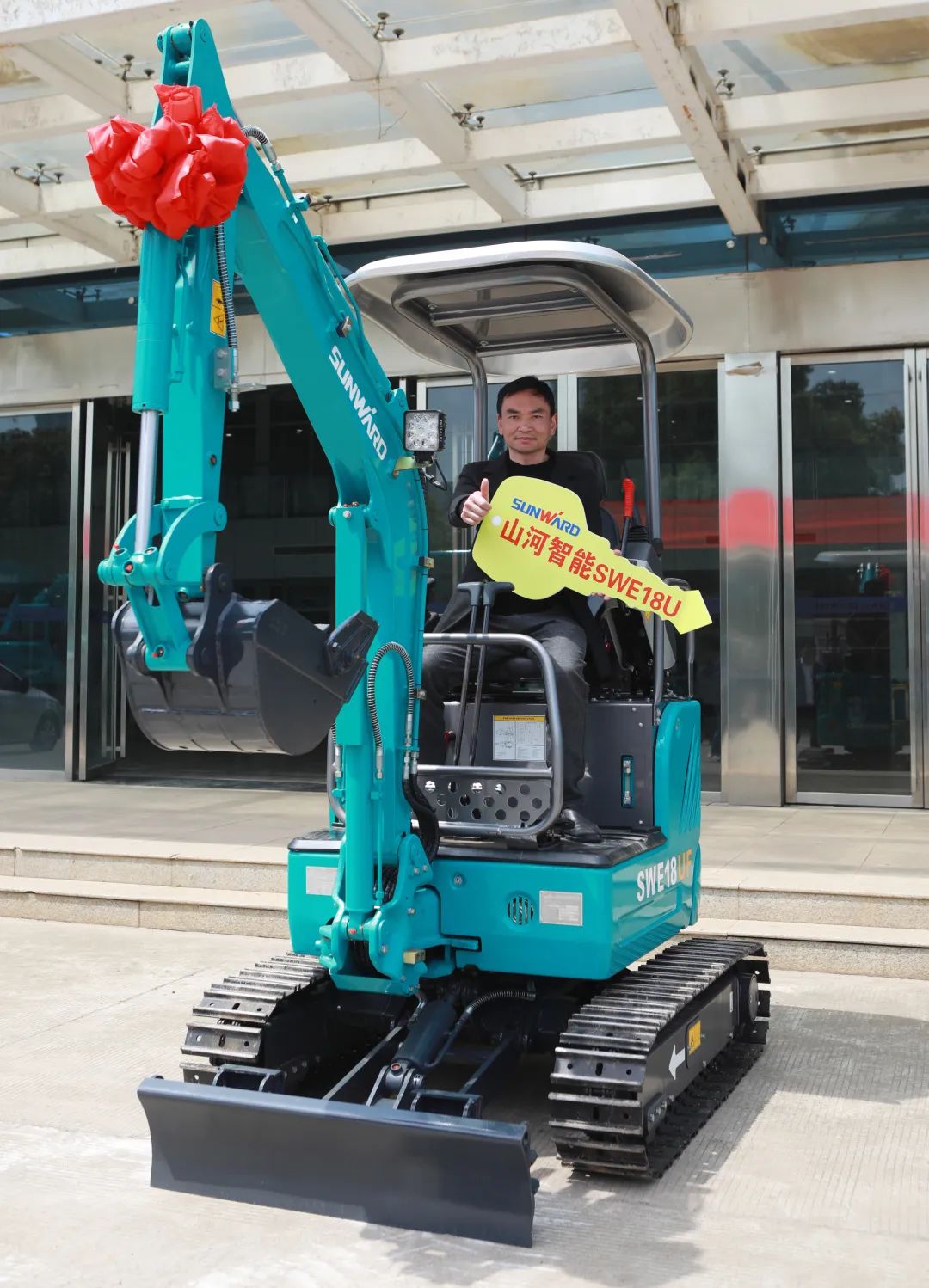 赠机仪式如约而至，，，，，，，LETOU乐投智能与您偕行