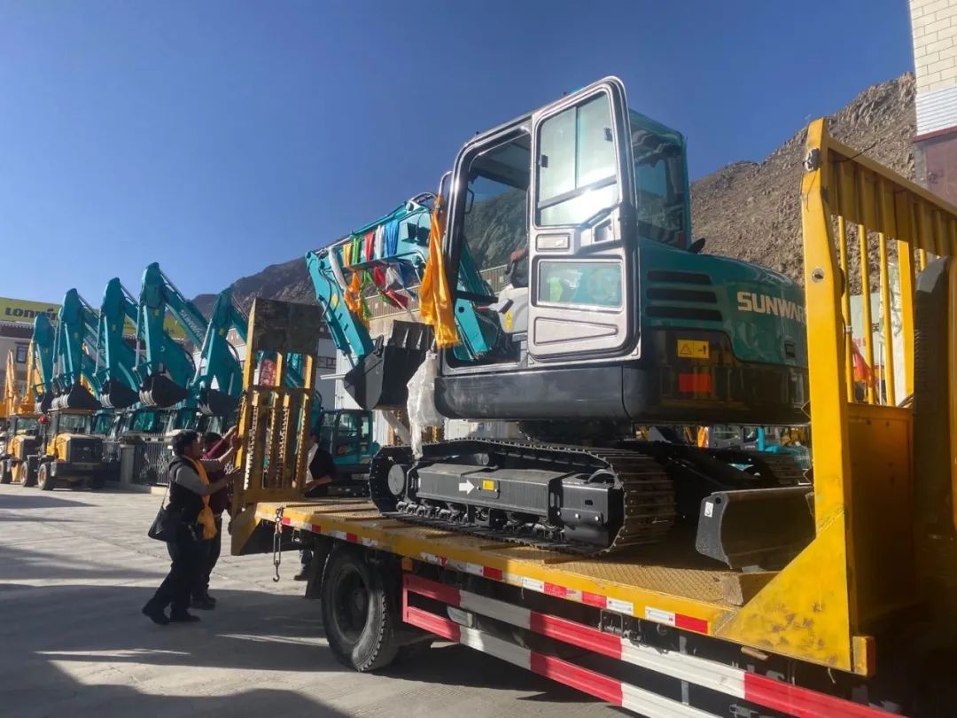 十台LETOU乐投挖掘机交付西藏少数民族特色村寨