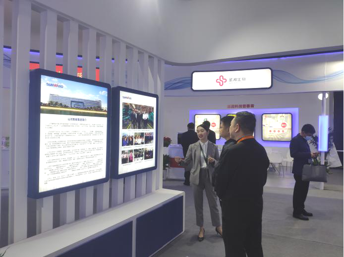 齐聚岳麓山，，，，，，，，同谋民企大生长