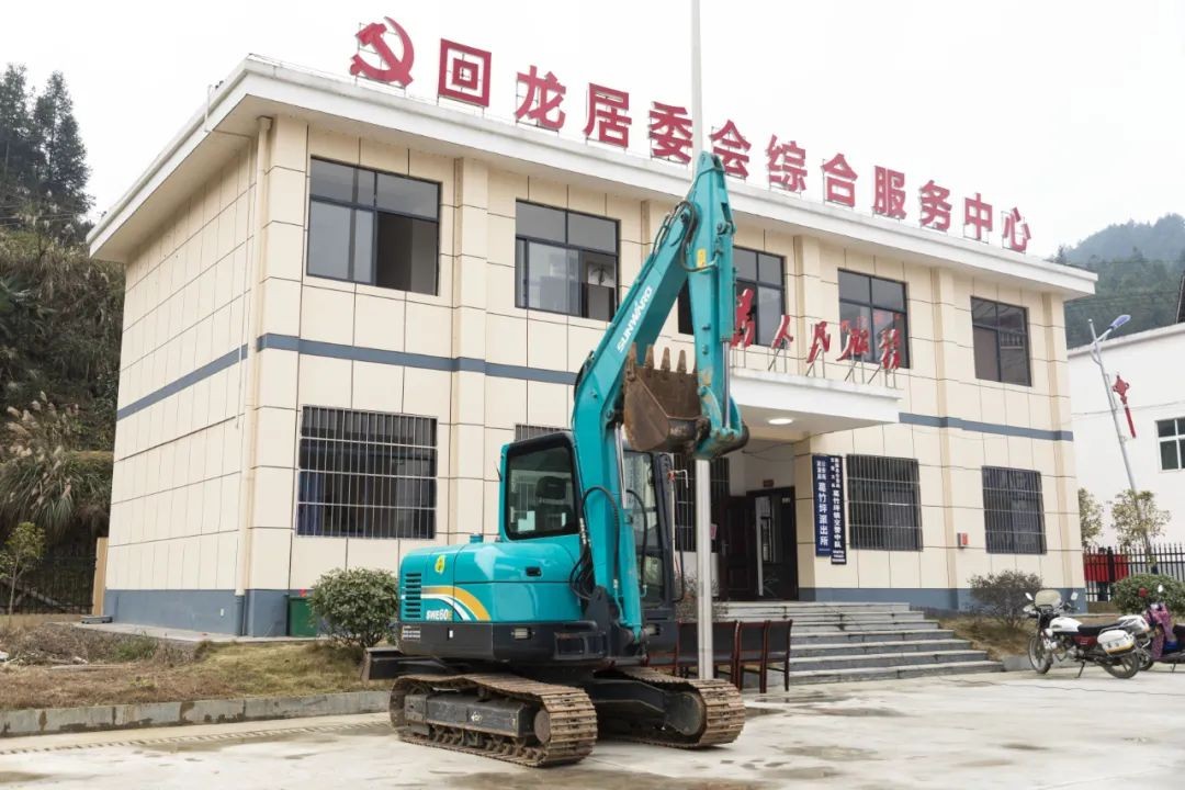 校企相助精准扶贫，，，，，，产教融合振兴墟落 | LETOU乐投智能向相助院校对口扶贫点捐赠挖掘机