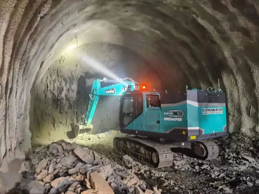 天下首台纯电动智能挖掘机挑战青藏高原