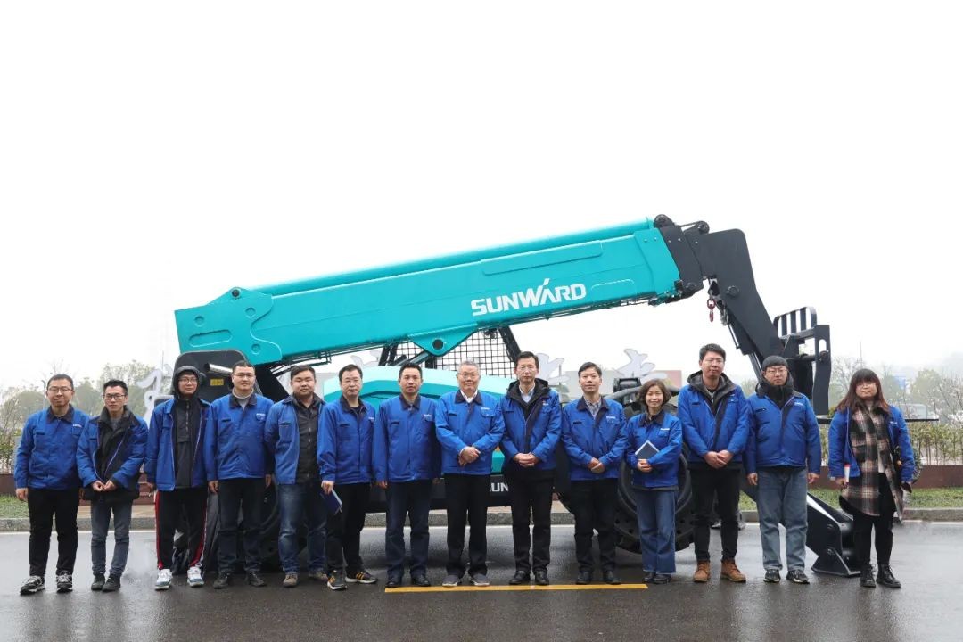 LETOU乐投智能SWTH1056伸缩臂叉装车新机下线