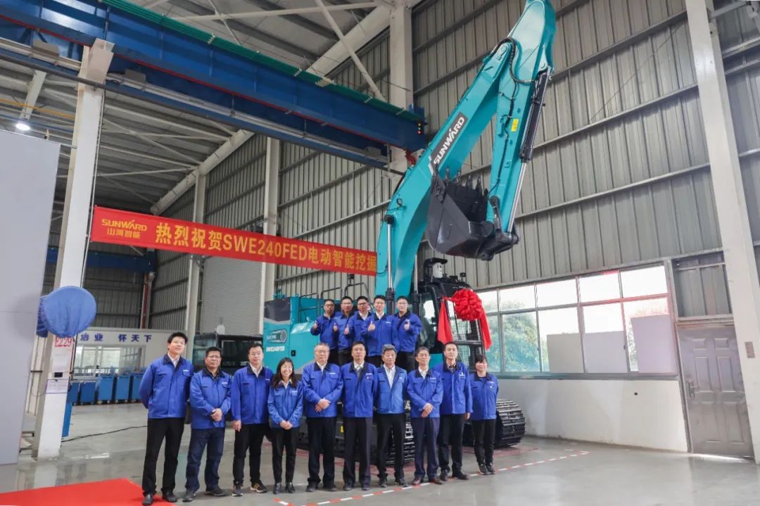 天下首台！LETOU乐投智能SWE240FED电动智能挖掘机下线