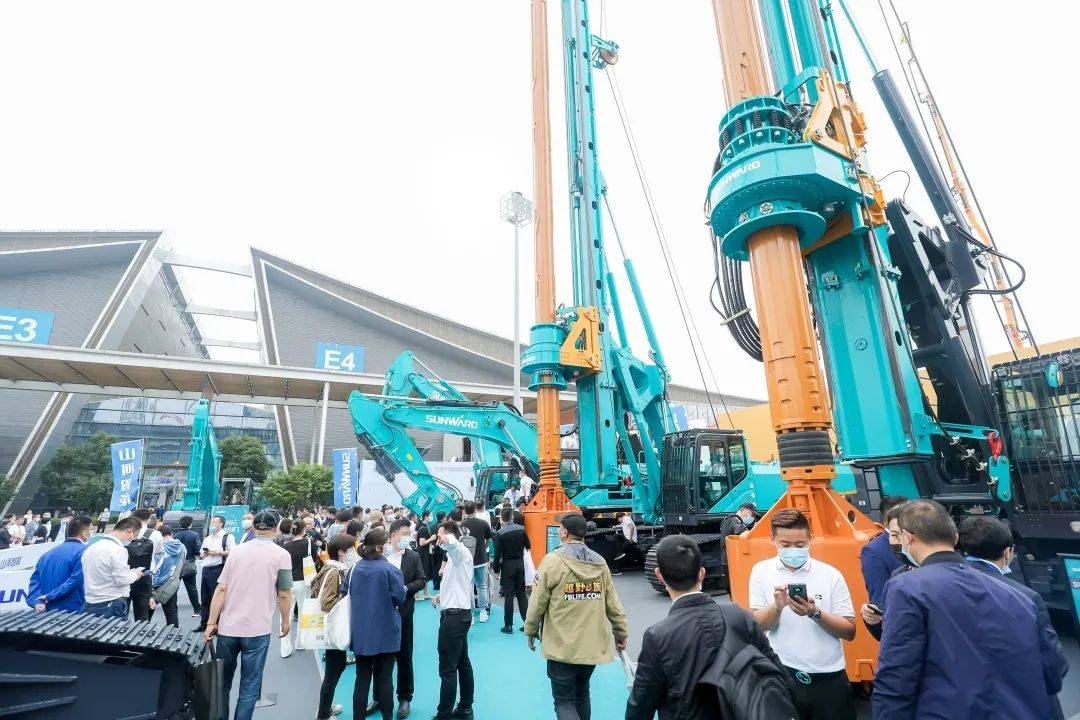 何清华出席长沙国际工程机械工业链生长峰会，，，，走“双循环”蹊径要害在于“要做好自己的事情”