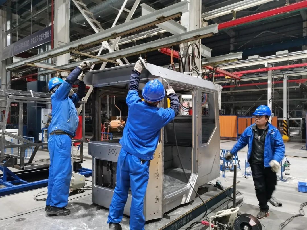 LETOU乐投智能SWK90矿卡驾驶室顺遂发货，，，，，，，，开发速率刷新纪录