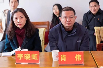 校企相助精准扶贫，，，，，，产教融合振兴墟落 | LETOU乐投智能向相助院校对口扶贫点捐赠挖掘机