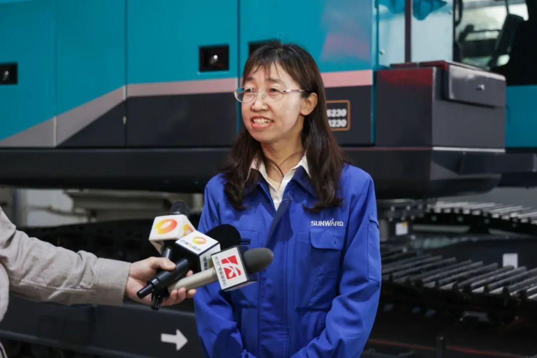 天下首台！LETOU乐投智能SWE240FED电动智能挖掘机下线