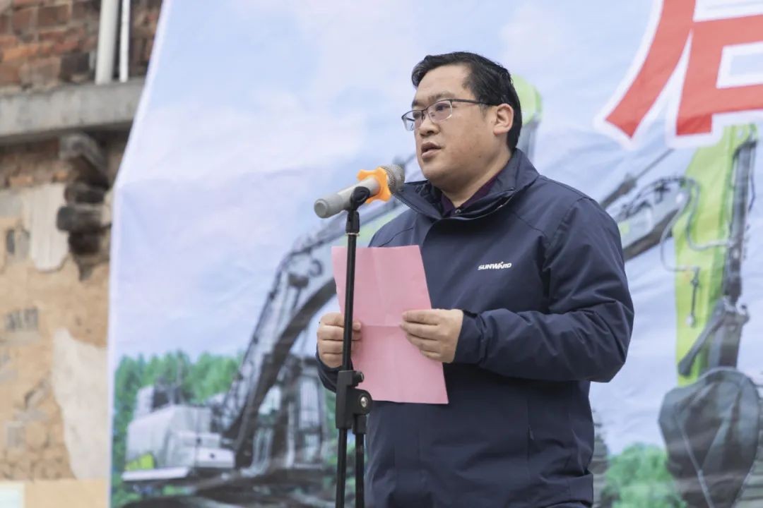 校企相助精准扶贫，，，，，，产教融合振兴墟落 | LETOU乐投智能向相助院校对口扶贫点捐赠挖掘机