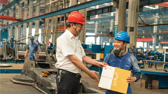 万力集团“送清凉”活动，，，，，，，慰问一线员工