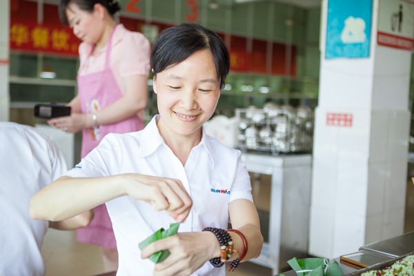 弘扬古板文化，，，，，，，，共享浓情端午——记第三届“爱国心·LETOU乐投情”包粽子角逐