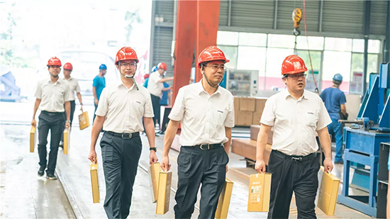 万力集团“送清凉”活动，，，，，，，慰问一线员工