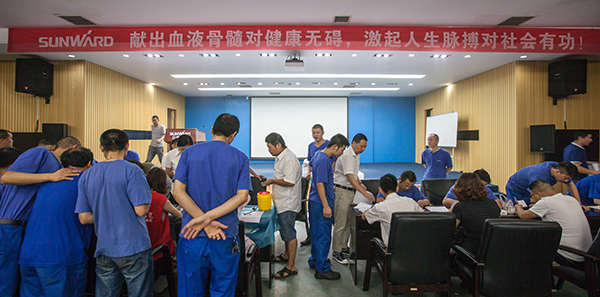 LETOU乐投智能百余员工 冒雨争相献血