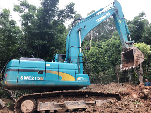 LETOU乐投智能SWE 215E挖掘机是他的左膀右臂！