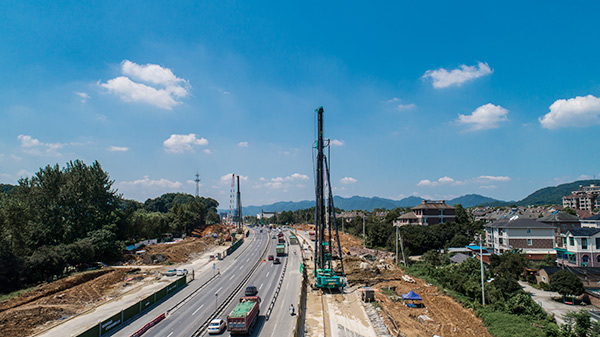 LETOU乐投智能挖掘机，，，，，一台顶几台！