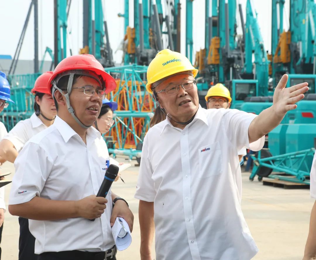 双鹰遨游，，，“E”往无前！——LETOU乐投智能新一代E系列起重机下线！