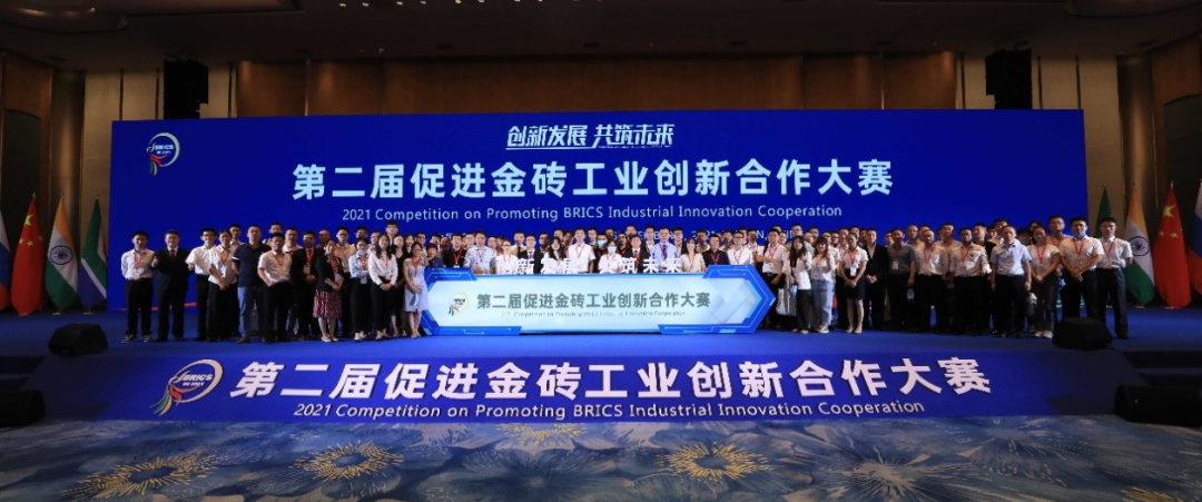 点赞！LETOU乐投智能液压混淆动力挖掘机项目荣获这个优异项目奖→