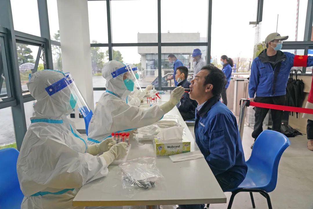 采样完成率近100%！LETOU乐投智能第一时间开展全员核酸检测，，，，，包管清静生产