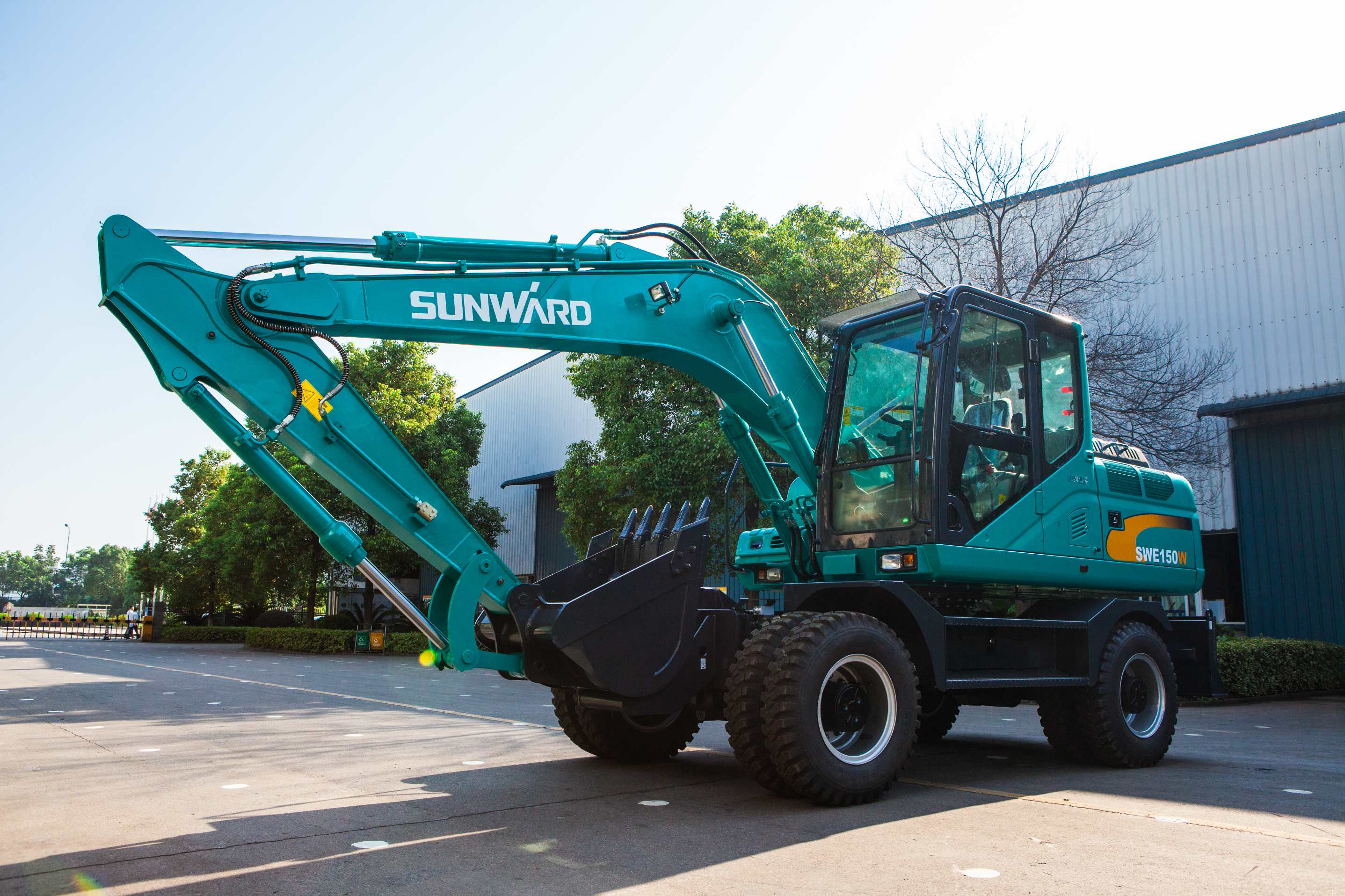 轮胎式挖掘机和履带式挖掘机，，，，，你更看好哪个？？？？