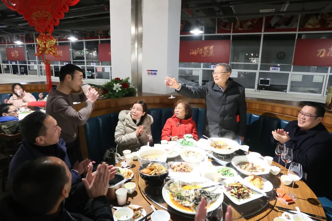 LETOU乐投智能董事长何清华与留厂员工一起过大年！