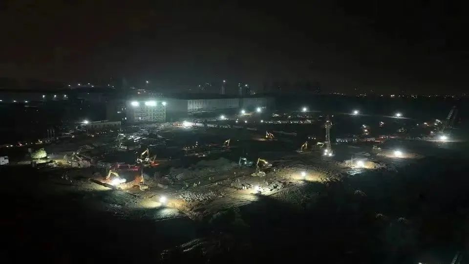 冲锋一线显继续！LETOU乐投智能挖掘机助力长沙方舱医院建设