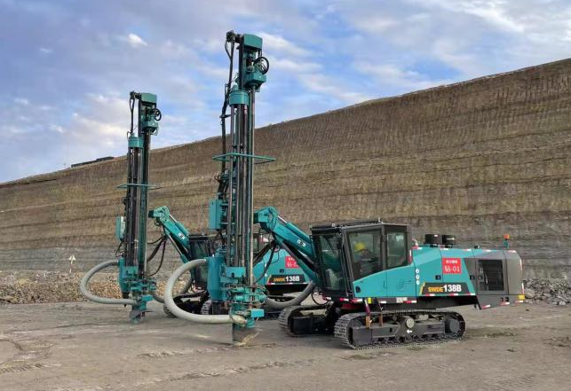 携手战边疆！LETOU乐投智能潜孔钻机助力弘大爆破新疆奇台项目建设