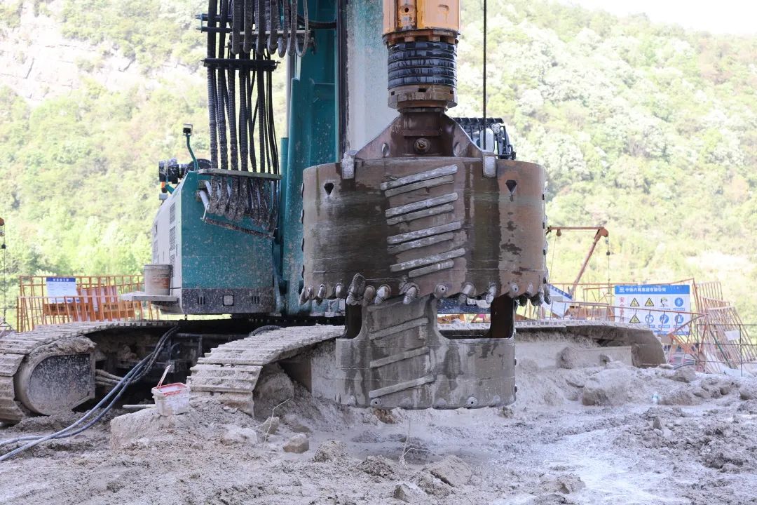 展现施工“奇效”！LETOU乐投智能旋挖钻机强势助力炉慈高速公路建设