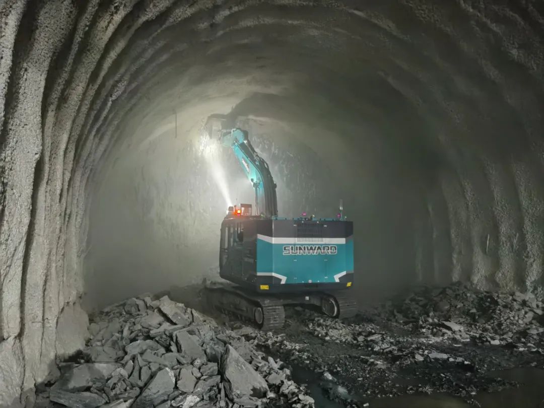 征战川藏铁路！LETOU乐投智能新一代电动挖掘机乐成交付